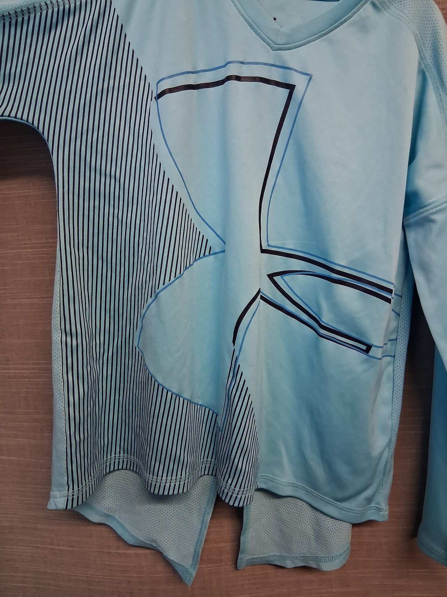 Under Armour Girls Blue Long Sleeve Split Back Age 10 years