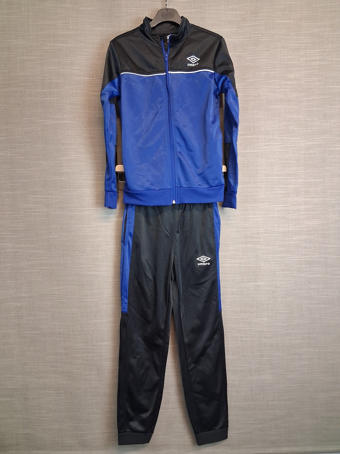Umbro Boys Tracksuit 2 Piece Joggers and full zip jacket Age 9-10 Years