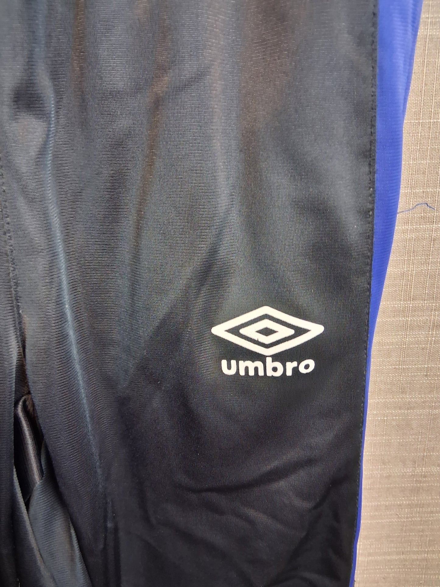 Umbro Boys Tracksuit 2 Piece Joggers and full zip jacket Age 9-10 Years