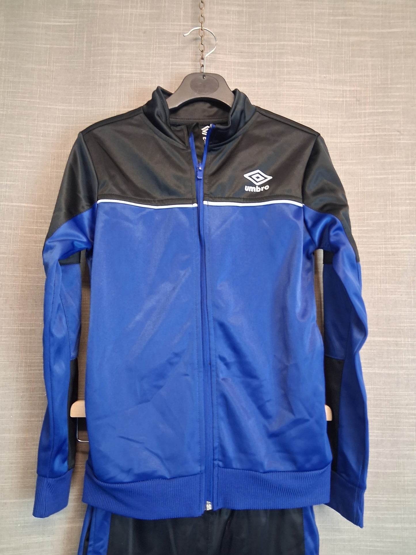 Umbro Boys Tracksuit 2 Piece Joggers and full zip jacket Age 9-10 Years