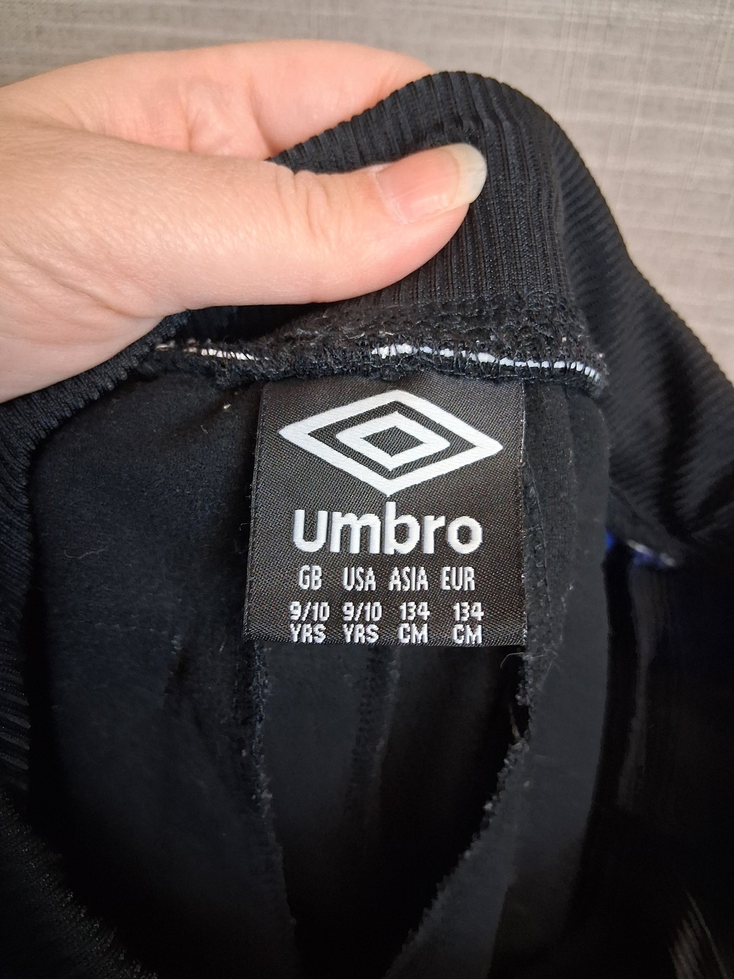 Umbro Boys Tracksuit 2 Piece Joggers and full zip jacket Age 9-10 Years