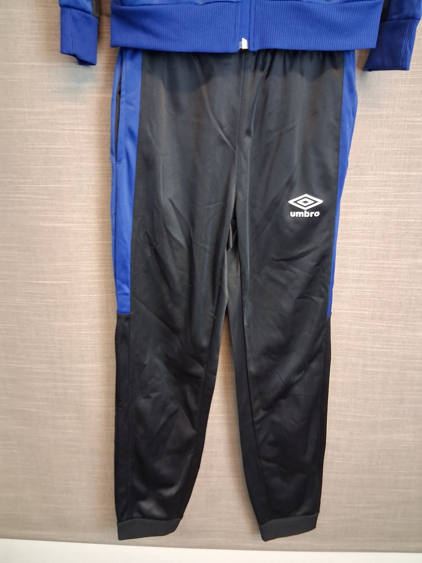 Umbro Boys Tracksuit 2 Piece Joggers and full zip jacket Age 9-10 Years